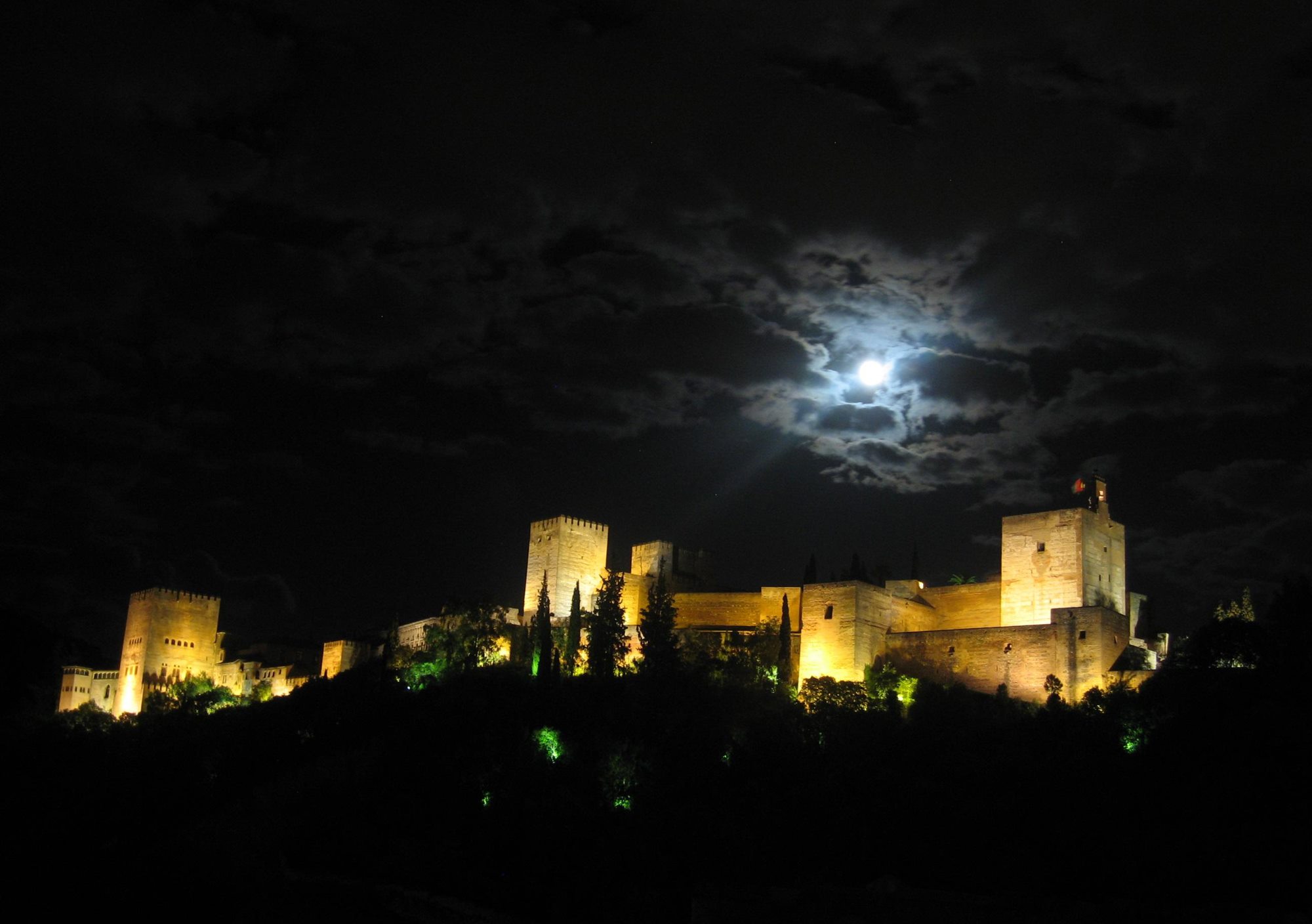 Visita guiada tour guiado noche nocturna en la Alhambra Palacios Nazaríes patio de los leones